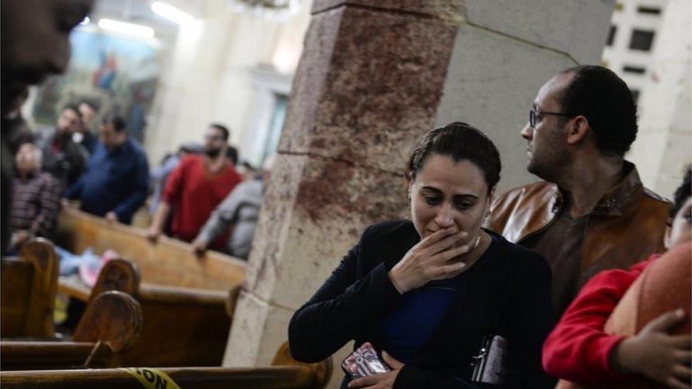 People at scene of bombing in church in Tanta (09/04/17)