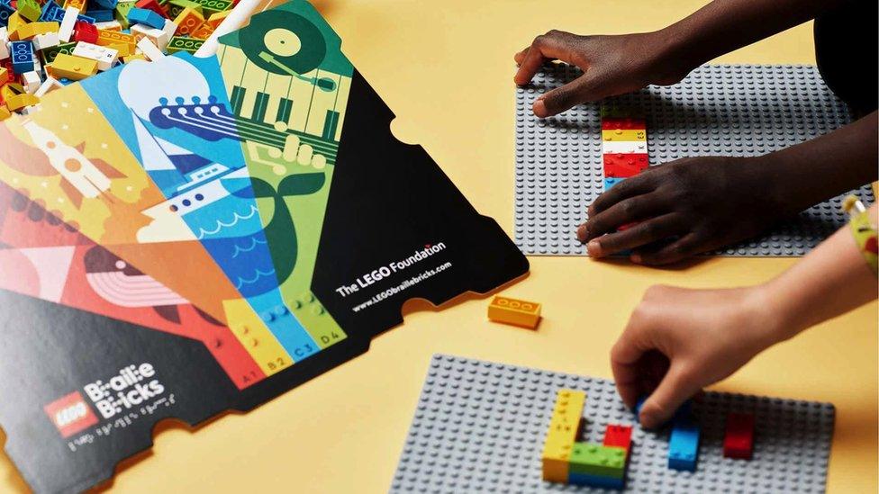 Children-playing-with-Lego-braille-bricks