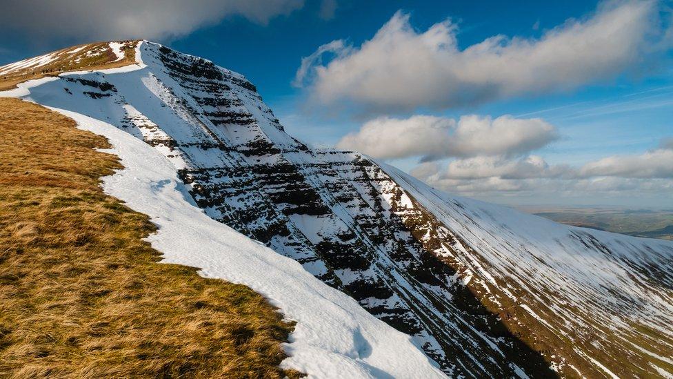 Mae mynydd Pen y Fan yn un o atyniadau mwyaf poblogaidd y Parc Cenedlaethol