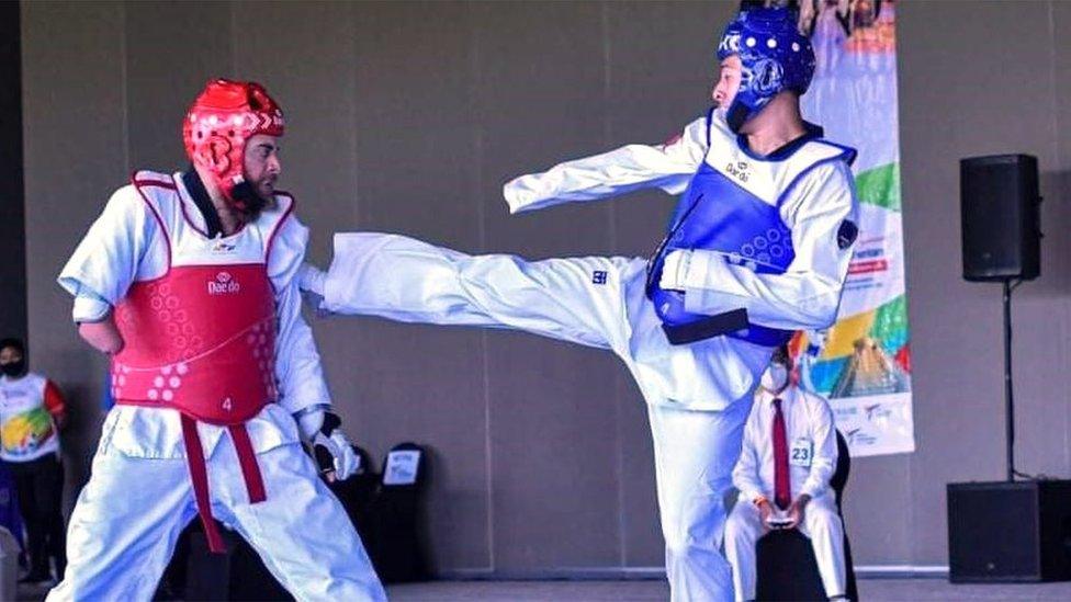 Elliott Loonstra in a para taekwondo competition