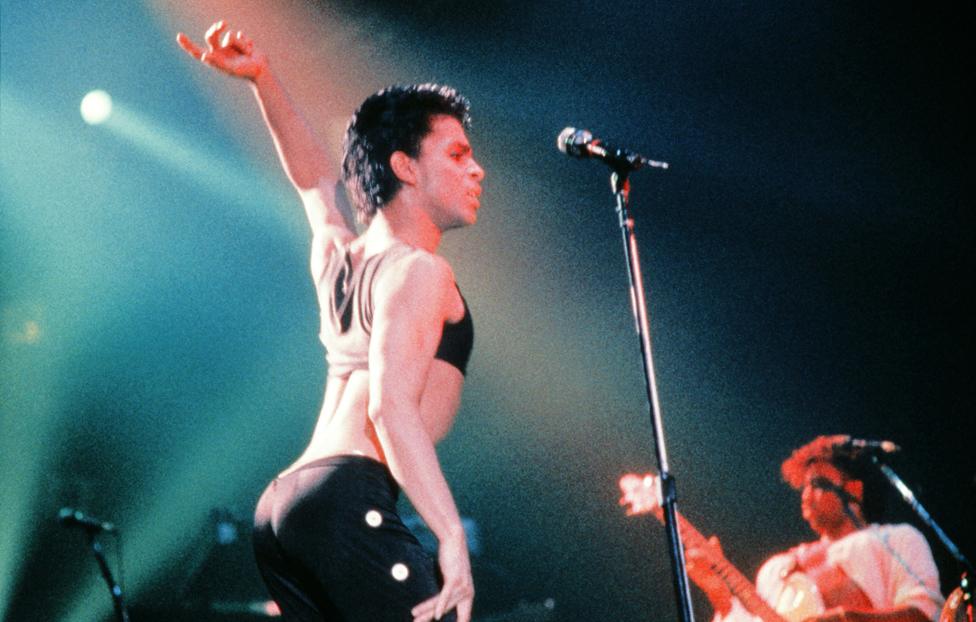 Prince performing in 1986