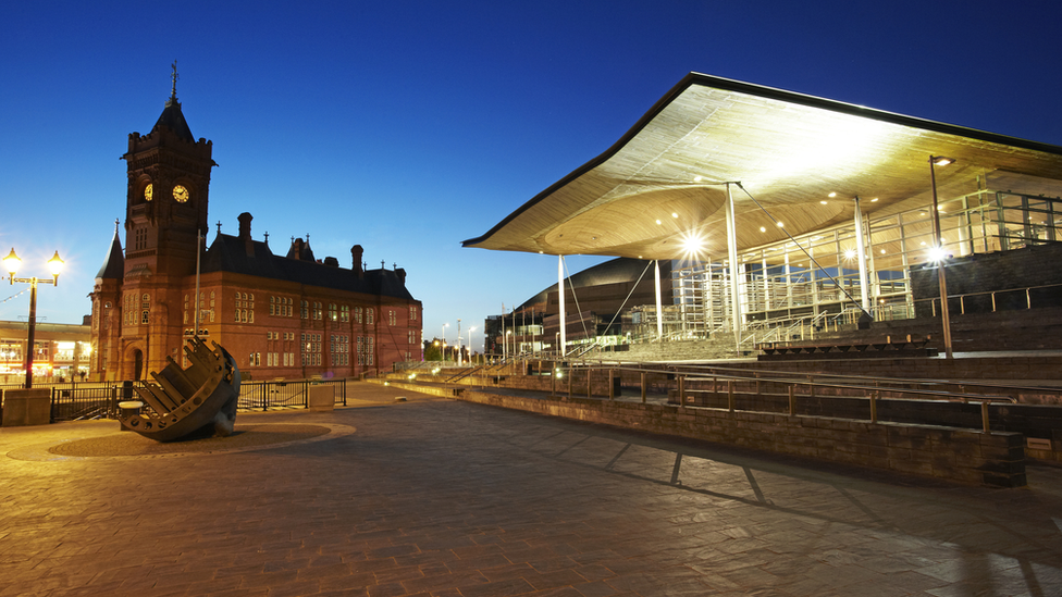 Y Senedd a'r adeiladau o'i gwmpas fin nos