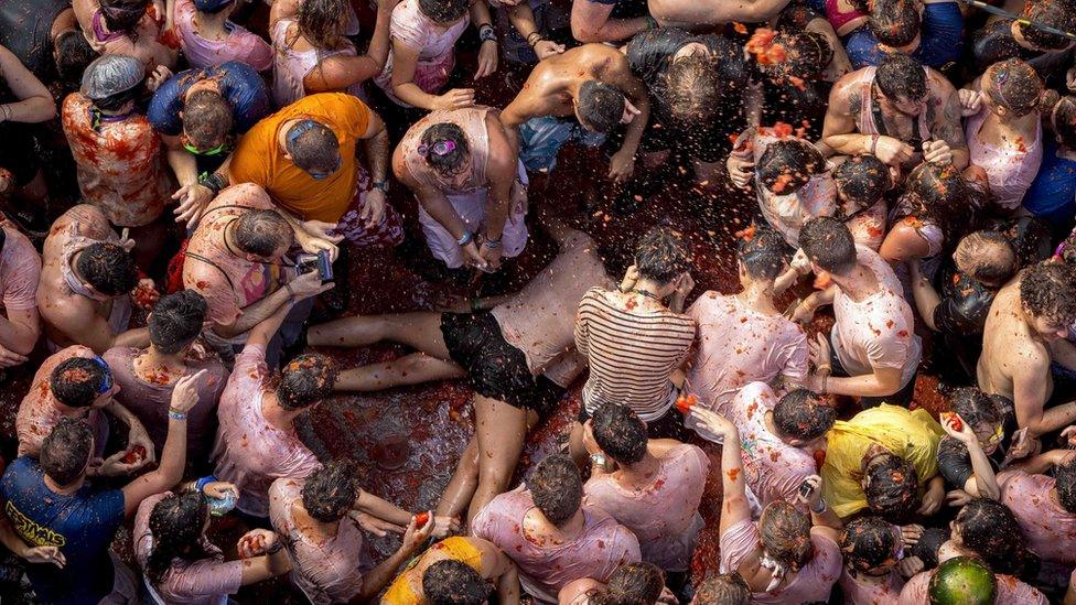 People throwing tomatoes at the Tomatina fiesta