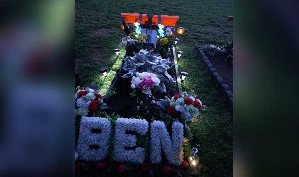 Picture of decorated grave with flowered name Ben