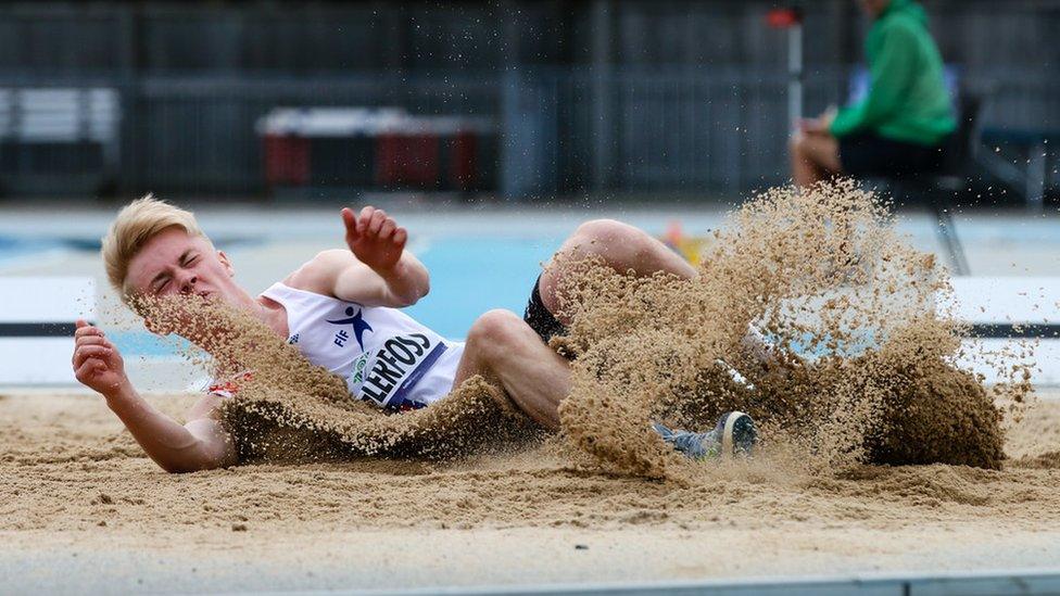 Long jumper landing