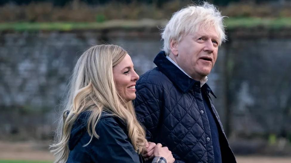 Ophelia Lovibond and Kenneth Branagh as Carrie Symonds and her husband Boris Johnson