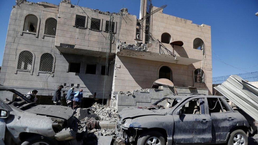 Rebels look for bodies of people killed by air strikes on a Houthi-run prison in Sanaa, Yemen (13 December 2017)