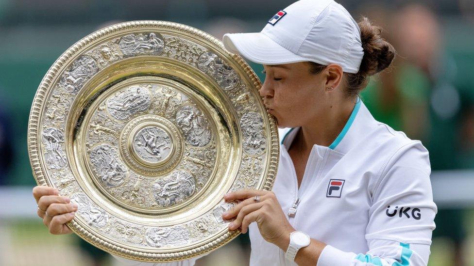 ashleigh-barty-kissing-wimbledon-trophy