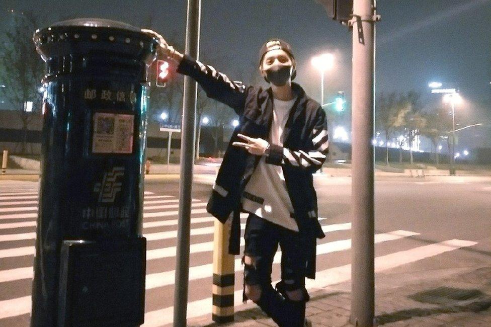 The photo of Lu Han posing with the post box