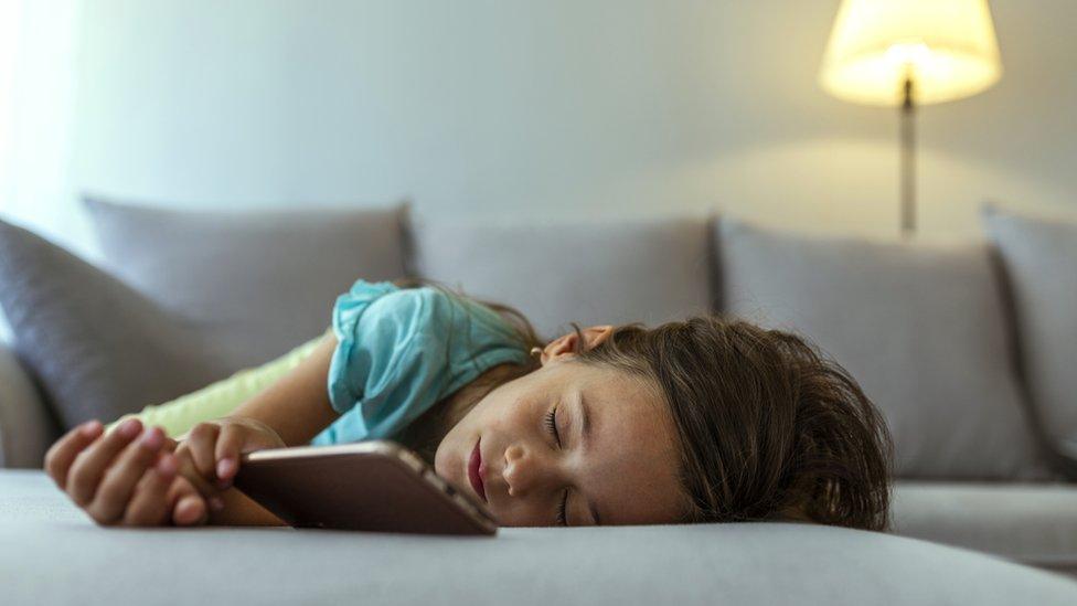 girl-sleeping-with-phone-in-hand