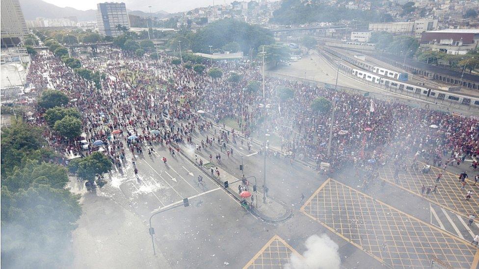 Tear gas is fired during the Flamengo victory Parade - Rio de Janeiro, Brazil - November 24, 2019