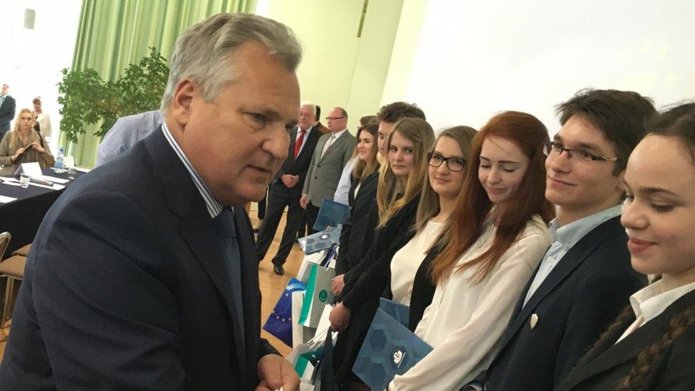 Aleksander Kwasniewski greets students