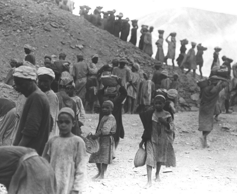 Egyptian workers at the site in Luxor of Tutankhamun's tomb