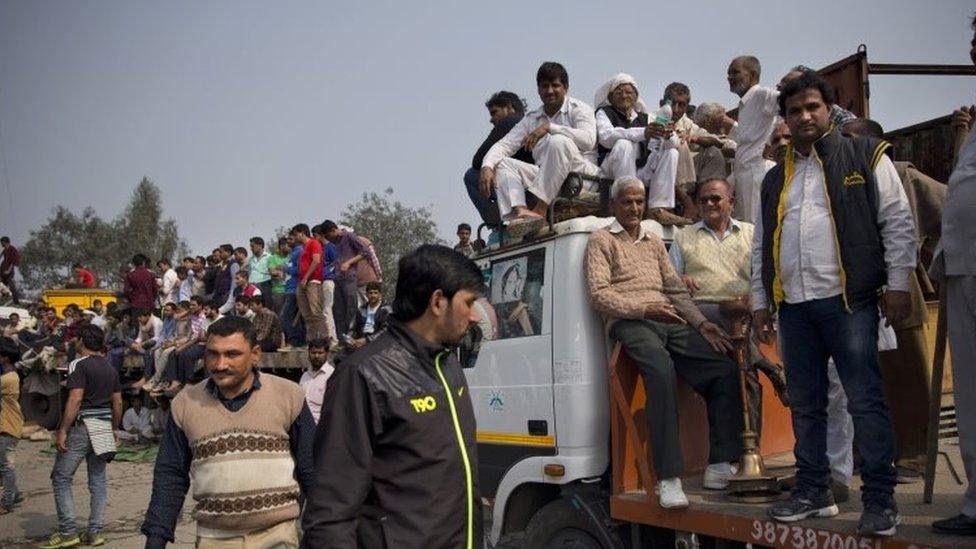 Protestors from India's Jat agricultural community block a highway linking New Delhi to Rohtak at Bahadurgarh, Haryana state (20 February 2016)