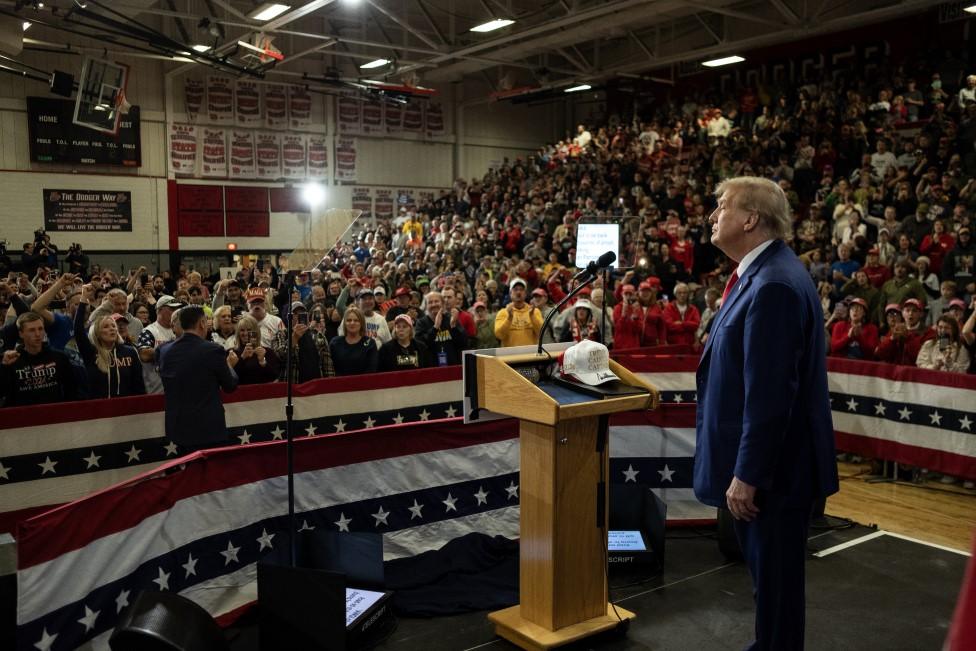 Trump speaks to hundreds in Fort Dodge