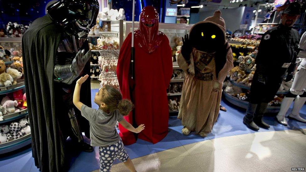 Young fan in NY high fives Darth