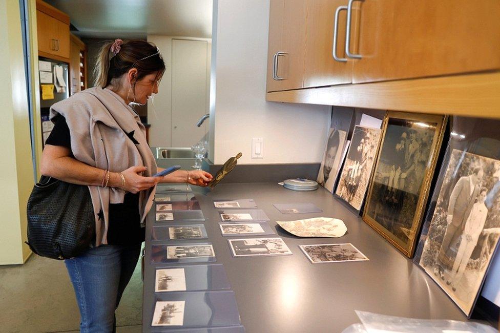 Christa Davis looks at pictures of American gangster Al Capone that are displayed ahead of an auction of his belongings in Sacramento, California, on 5 October 2021