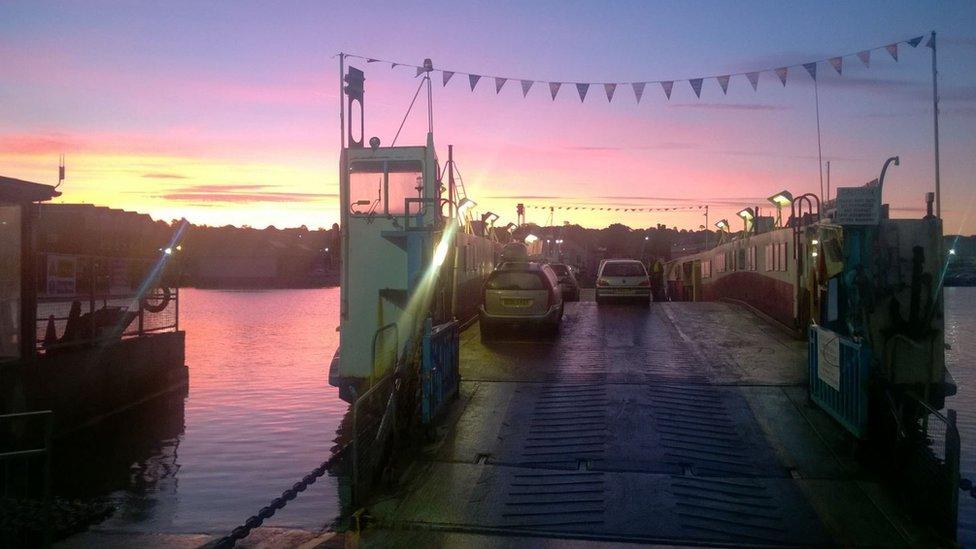 Floating bridge in Cowes