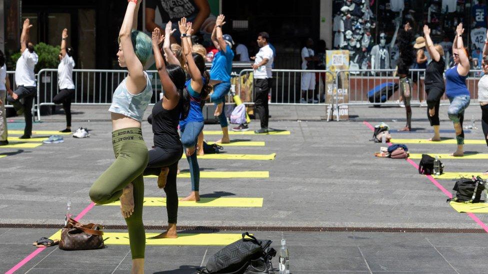 yoga-event-in-times-square