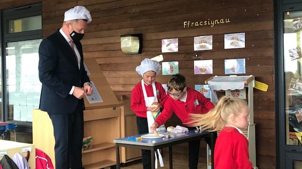 Education Minister Jeremy Miles at Ysgol Gynradd Gymraeg Santes Tudful