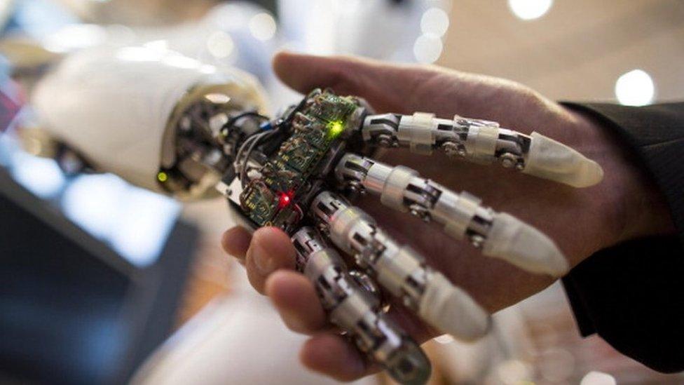 Human hand grasping robot hand