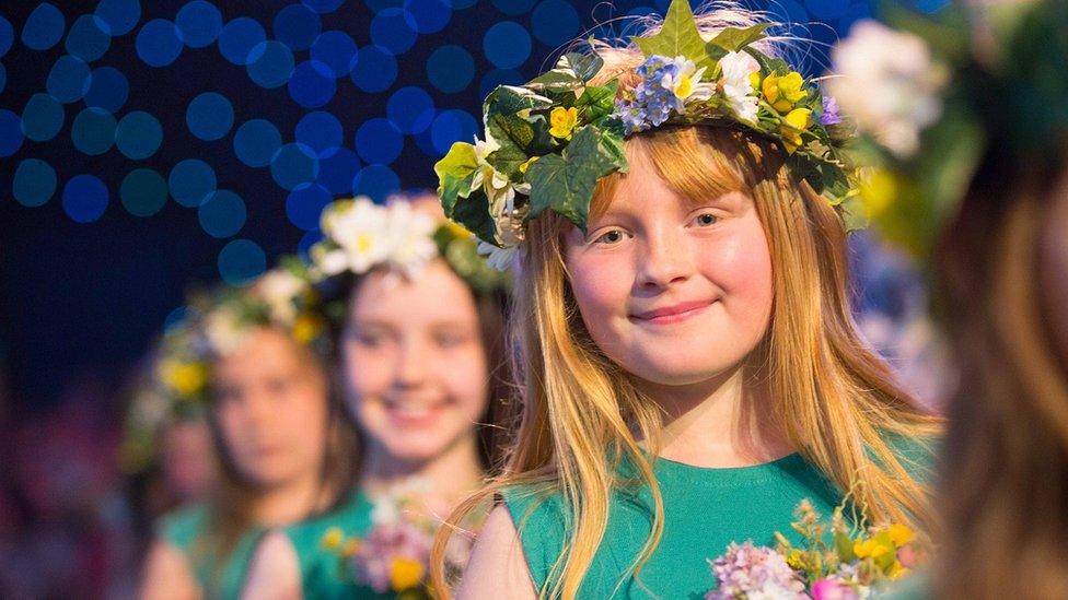 Merched y dawns flodau yn seremoni'r Cadeirio // The flower girls in the Crowning ceremony