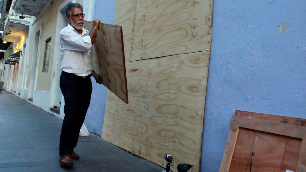 Puerto Ricans prepare for Hurricane Maria in the capital, San Juan, 18 Sept 2017