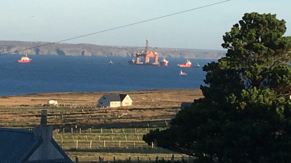 An Transocean Winner aig acarsaid san Loch a Tuath