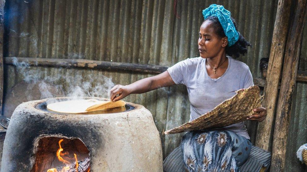 Gwneud injera yn Ethiopia