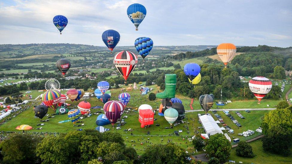 Lots-of-hot-air-balloons-above-Bristol.