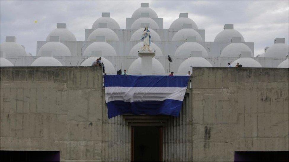 Nicaraguan Catholic faithful take part in a mass to demand the freedom of political prisoners and to cease the attack on the Catholic Church in Managua's Cathedral, in Managua on October 28, 2018