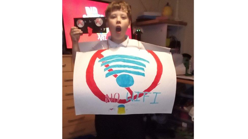 KID-NO-WIFI-SIGN