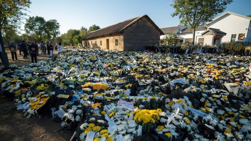 A mound of flower bouquets left for Li Keqiang in Jiuzi