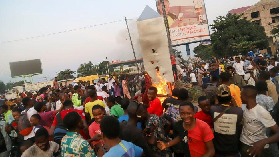 Residents set fire to the mysterious monolith that appeared in Kinshasa, Democratic Republic of Congo -17 February 2021