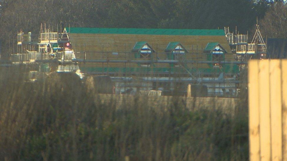 Taigh ga thogail air iomall na h-àraich