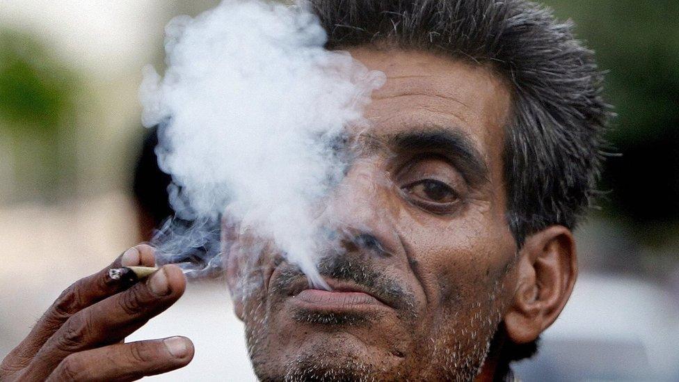 In this picture taken May 31 2007, An Indian man smokes a 'bidi?, a leaf hand-rolled with tobacco in New Delhi. I