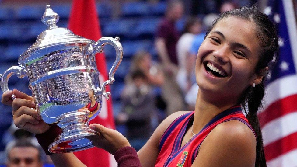 Emma Raducanu with the US Open trophy