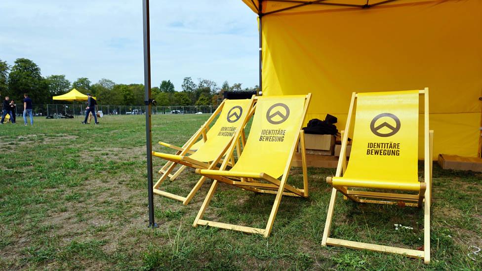 Generation Identity deckchairs at a rally