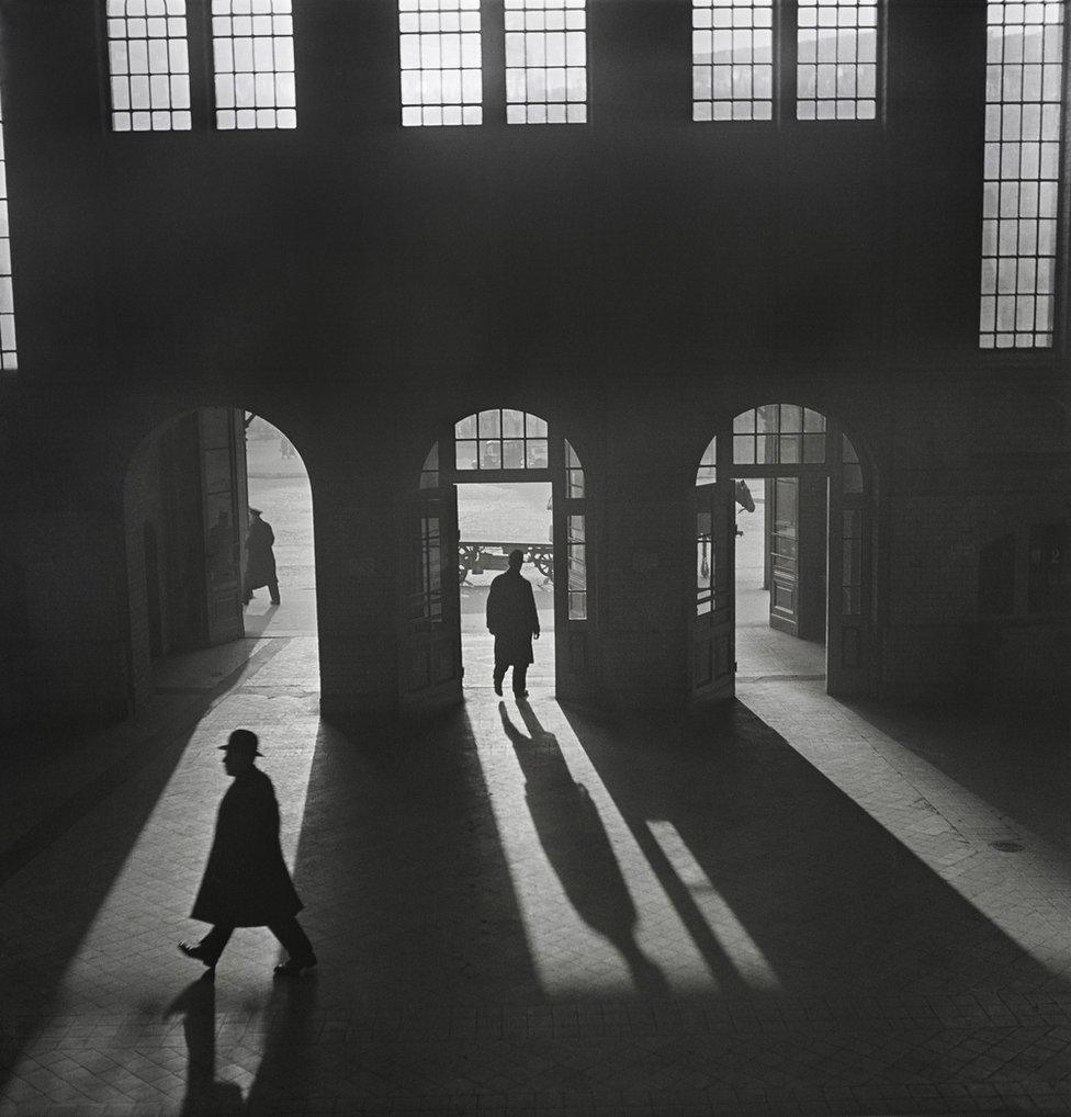 Interior of the Anhalter Bahnhof railway terminus near Potsdamer Platz, Berlin, 1929–early 1930s.