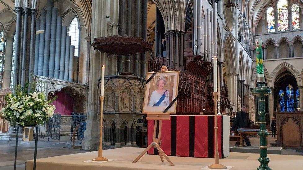 Queen memorial at Salisbury Cathedral