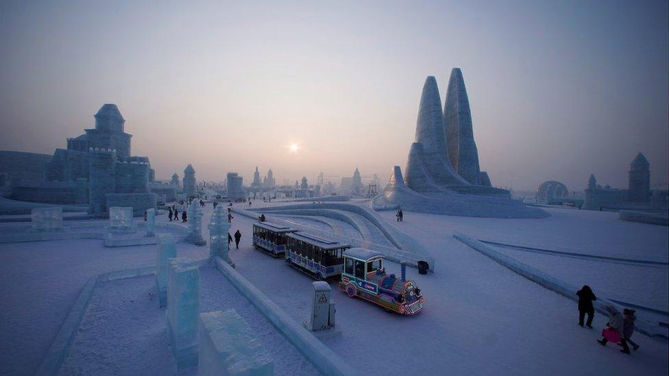 train-in-amongst-ice-sculpture-festival.