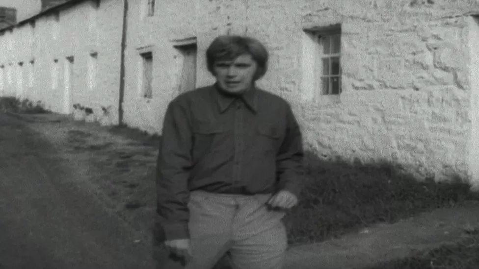 Y diweddar Eurig Wyn yn darlledu i'r BBC o bentref Derwen Gam, Ceredigion, yn 1973