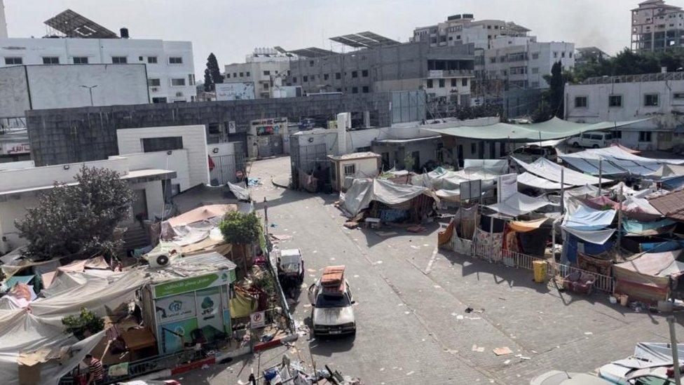 Tents and shelters used by displaced Palestinians stand at the yard of al-Shifa hospital during the Israeli ground operation around the hospital, in Gaza City. Photo: 12 November 2023