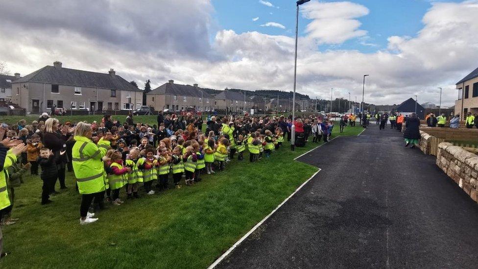 Clann-sgoile aig Bun-sgoil Mharc-Innis.