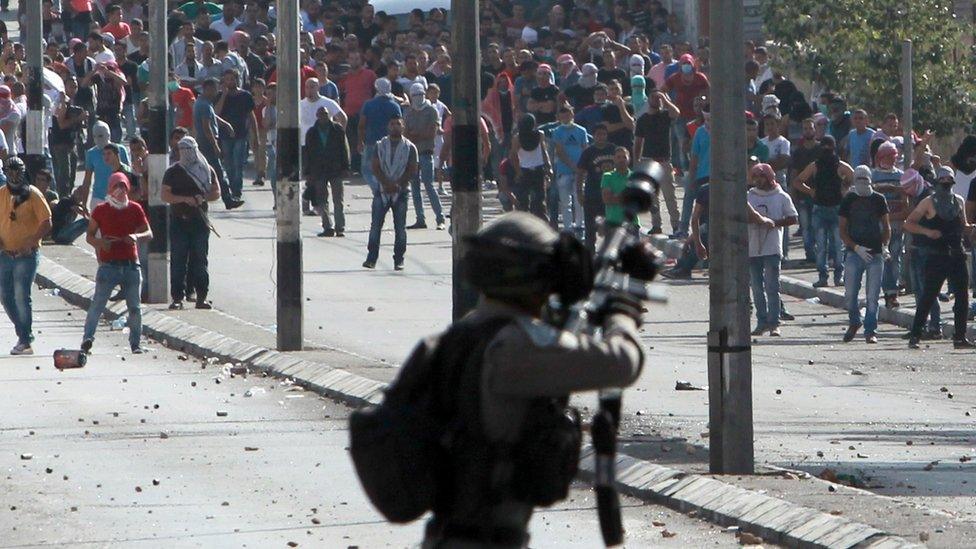 Palestinian protesters clash with Israeli security forces on October 14, 2015 in the West Bank city of Bethlehem