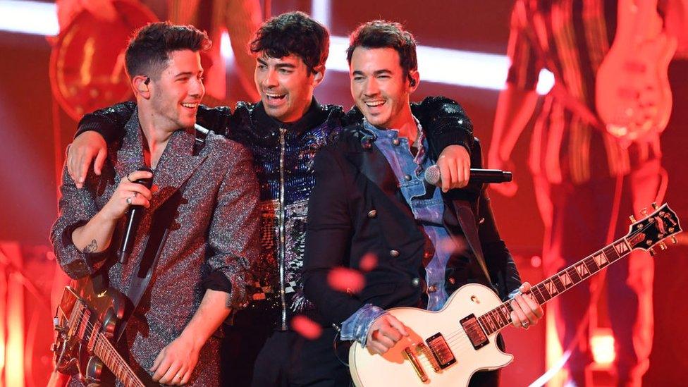 jonas-brothers.