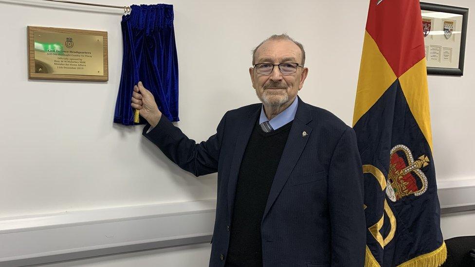 Bill Malarkey unveiling a plaque to mark the opening of civil defence HQ