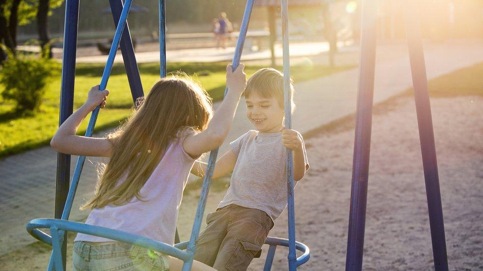 kids-on-swing