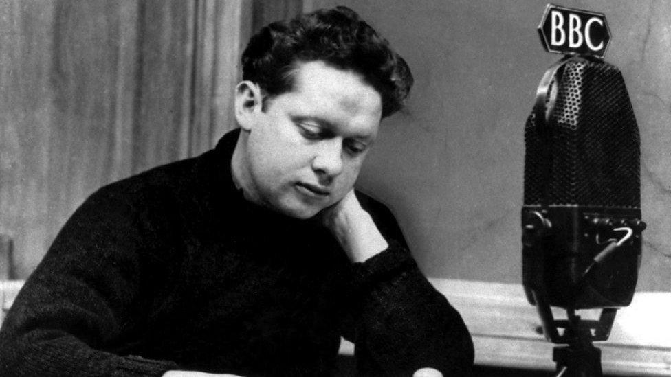 Roedd y bardd Dylan Thomas yn galw yn y siop