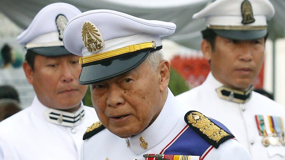 Thai Privy Council President and former Thai Prime Minister General Prem Tinsulanonda (C) attends a Buddhist ceremony in Bangkok on 25 October, 2016